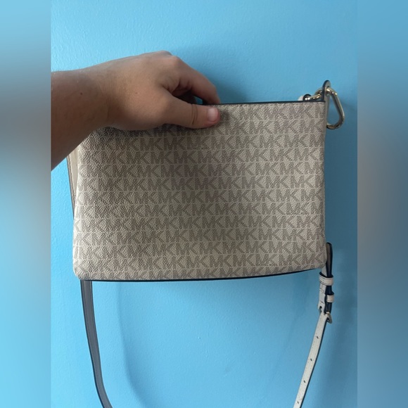 Micheal Kors Crossbody - Picture 6 of 6